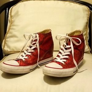 Chuck Taylor LUX sz9.5 mid hidden wedgConverse